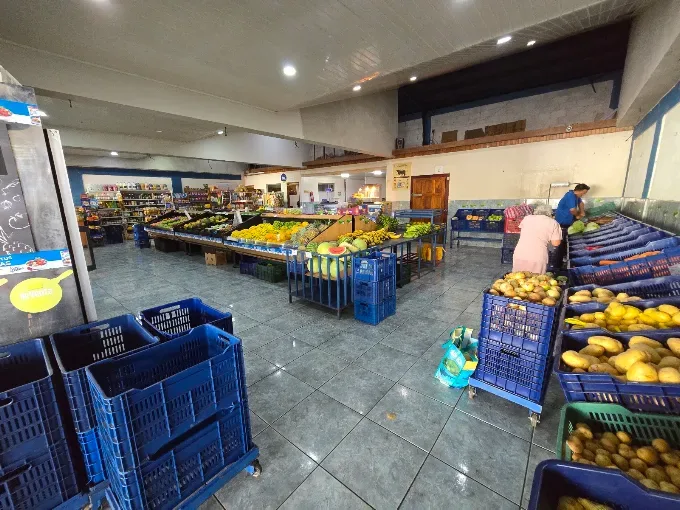 Panorámica del punto de venta de Hortiluma, con producto fresco exhibido