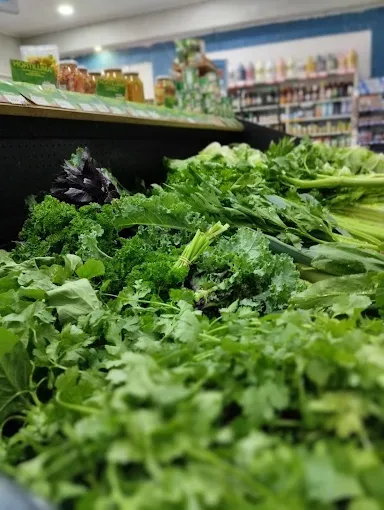 Culantro, apio y otras hierbas frescas en el puesto