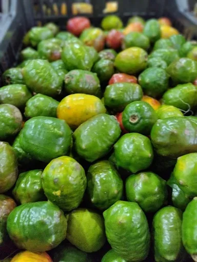 Jocotes frescos en canasta