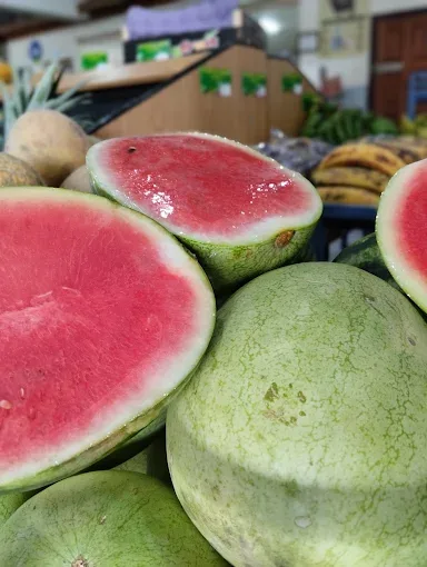 Sandías frescas cortadas, exhibidas en Hortiluma